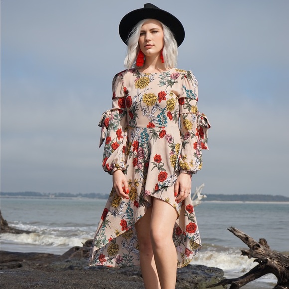 pretty little thing Dresses & Skirts - Prettylittlething hi low midi floral dress - Small